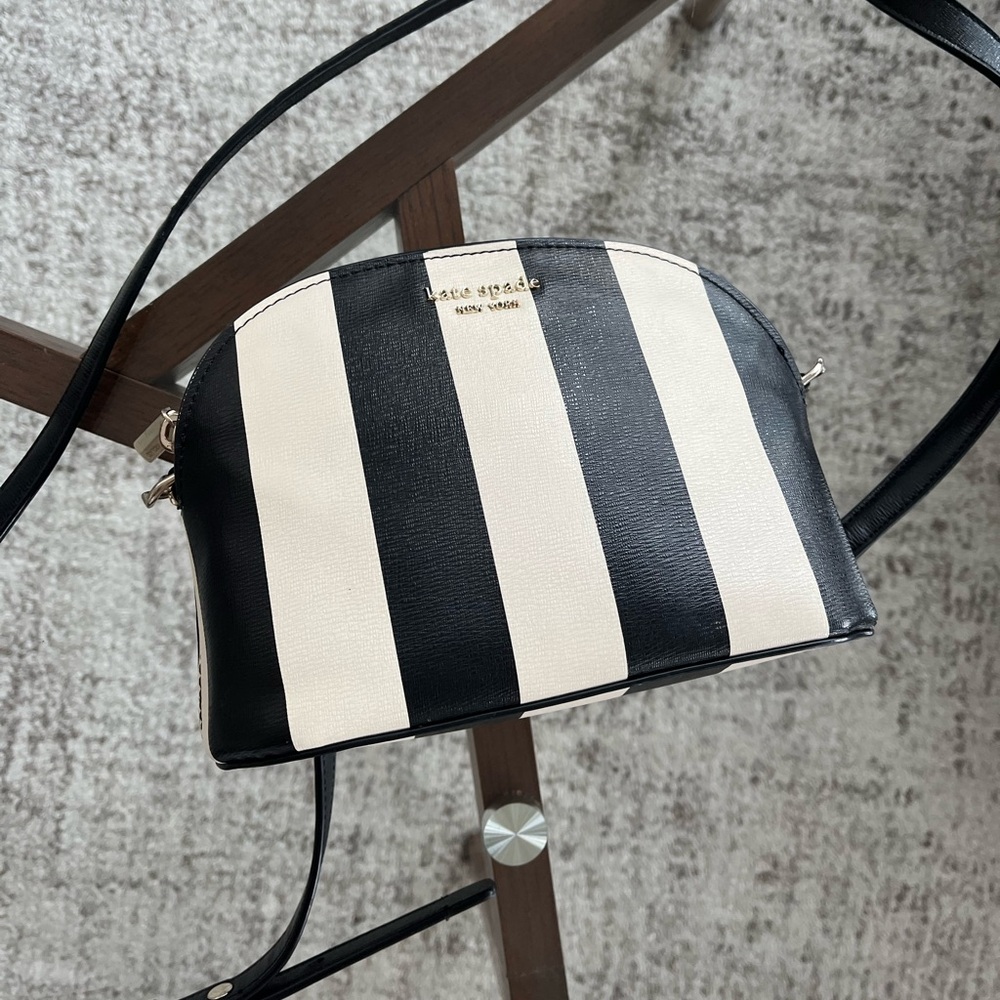 Kate Spade New York
Spencer Stripe Small Dome Black/Cream Formal Crossbody Bag
